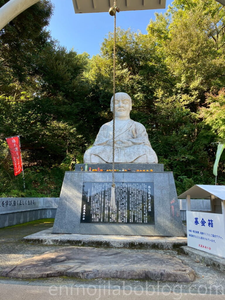 霊巌洞・勝ち運を呼ぶ武蔵像