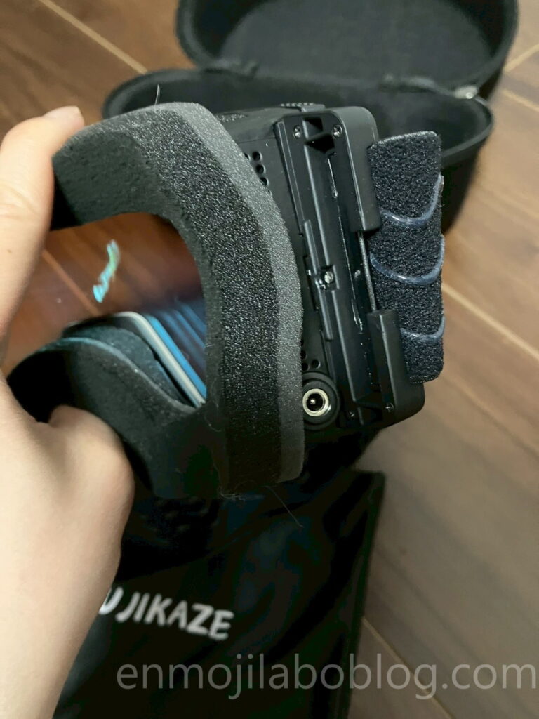 電熱ゴーグル（FUJIKAZE）の給電コード差込口