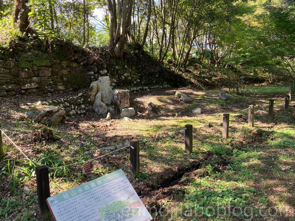 鳥羽山城の枯山水庭園跡