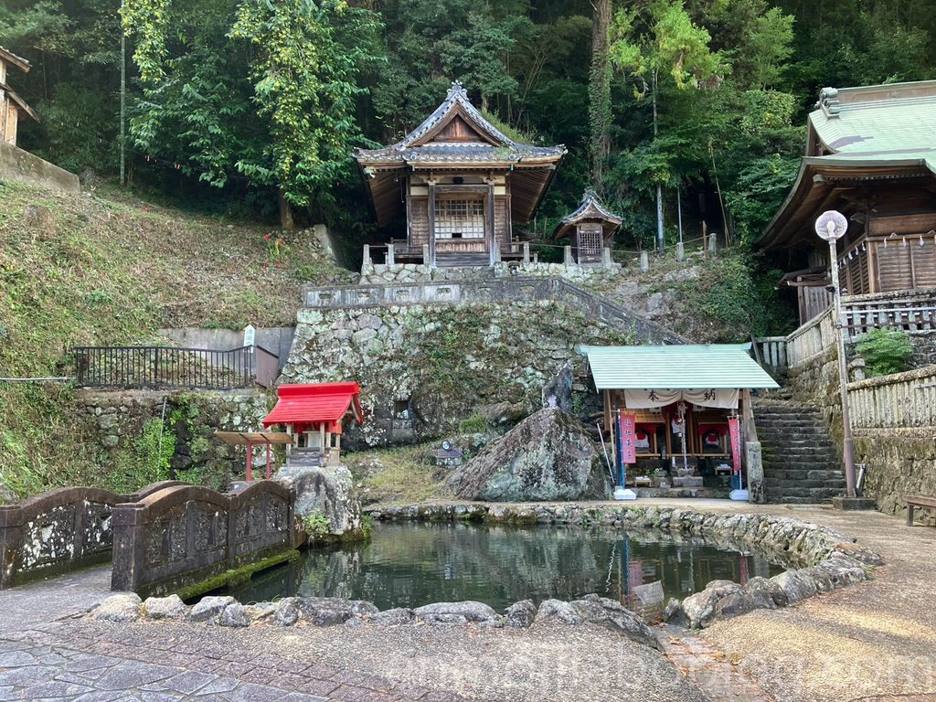 諏訪神社そばの池